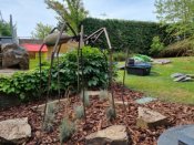 Osázení plochy travinami pod kovovou skulpturou pavouka