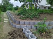 Instalace betonových svahovek a výsadba kanadských borůvek