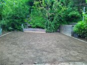 Položený betonový obrubník a upravená plocha na trávník